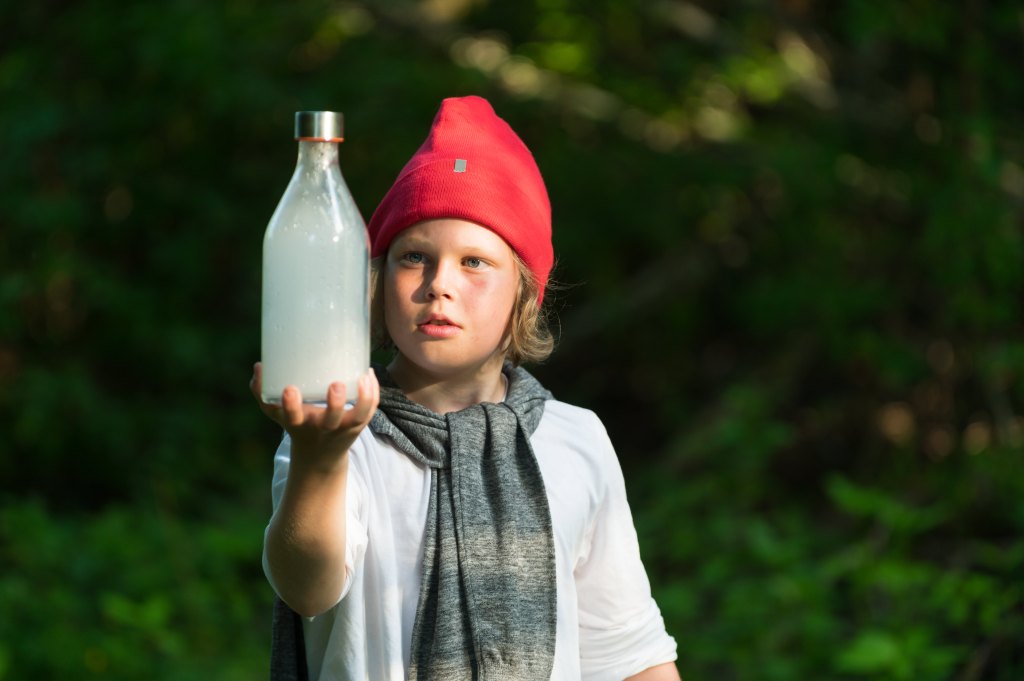 Mio som håller i anden i flaskan i Mio min Mio 2022